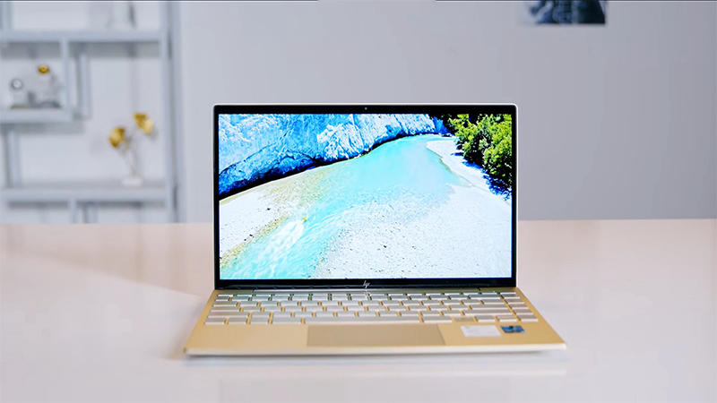 Hiệu năng mạnh mẽ với CPU Intel Core i7 cùng RAM 8 GB